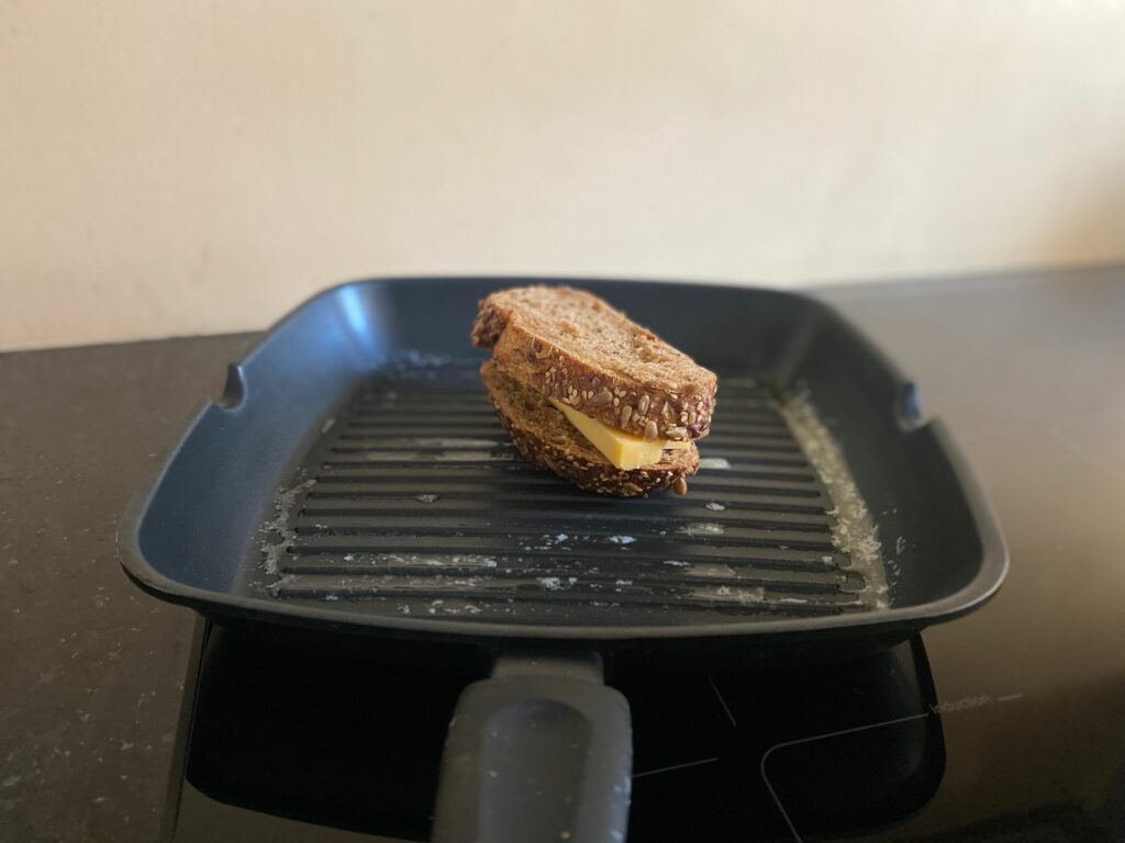 brood met kaas in grillpan roosteren met olie
