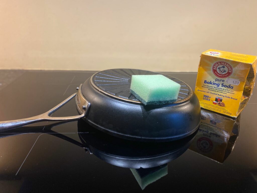 koekenpan onderkant, schuurspons en baking soda