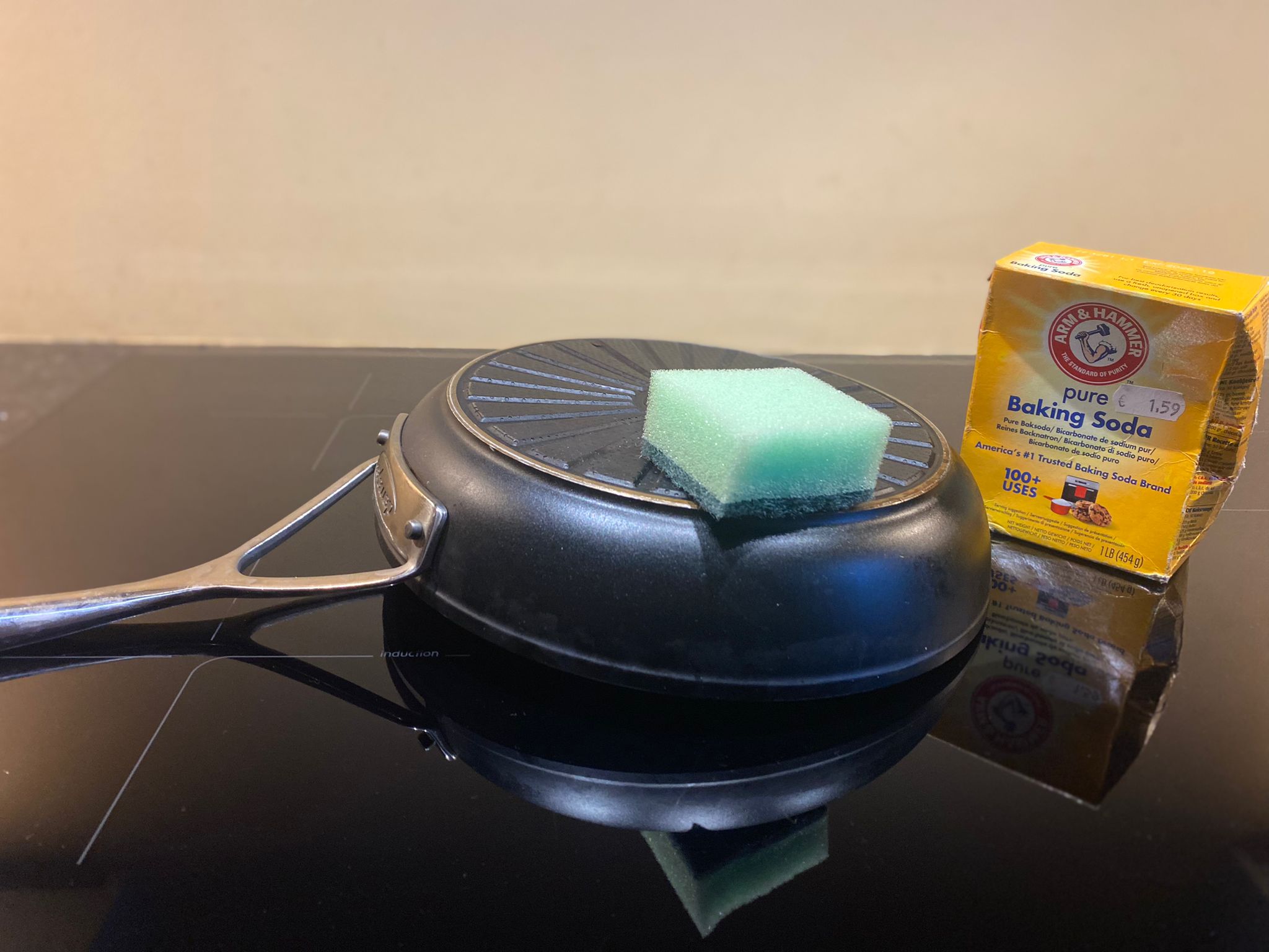 pan schoonmaken met baking soda en azijn