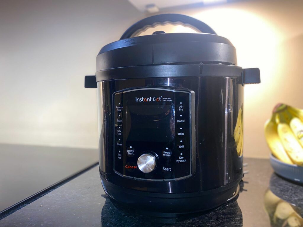 instant pot pro crisp op aanrecht met fruitschaal