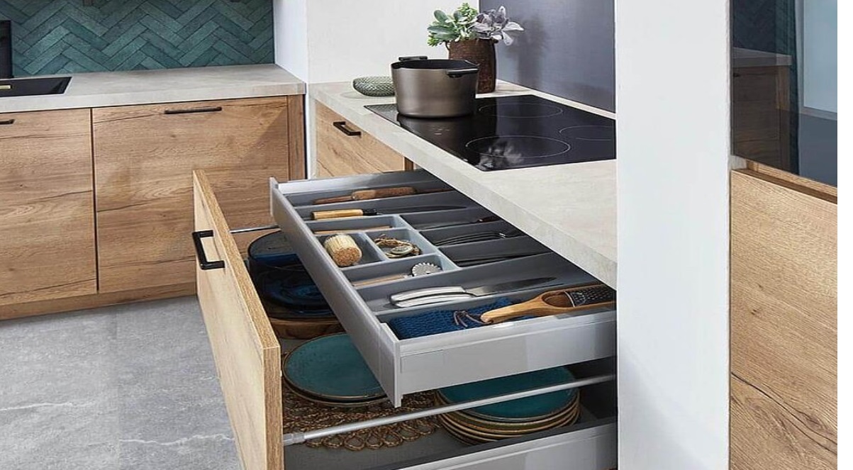 mooie stijlvolle houten keuken met keukenlade