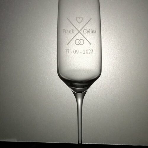 2 gegraveerde champagneglazen - champagneglas - set champagneglazen - glas- cadeau van glas - huwelijk - bruiloft - uniek - champagneglas met naam - uniek cadeau - bedankje gasten - ceremoniemeester - glas gravering