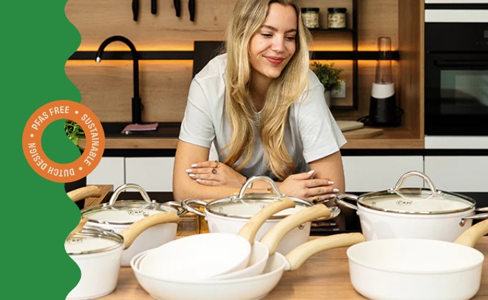 cook and pan meisje met pannen bij aanrecht