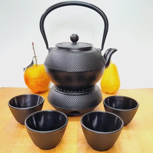 Mooie gietijzeren theepot set 1.2 L incl warmhouder en 4 kopjes van 100 ML in de kleur zwart met spikkels.