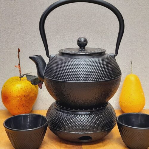Mooie gietijzeren theepot set 1.2 L van het merk LEIJZER Design inclusief warmhoud houder en 2 kopjes van 100 ml