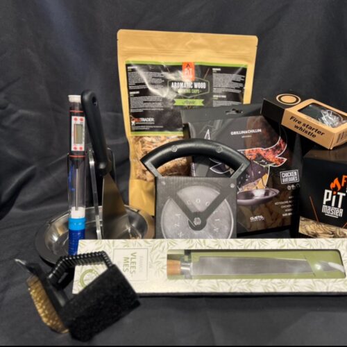 Het BBQ Huis barbecue cadeau pakket groot, pizza snijder, thermo pen thermometer, rvs spatel, aanmaakwokkels, vuur starter, vleesmes, rvs rek, robinson, barbecue schoonmaak borstel 3 in 1, appel hout, rookhout, chips, kamado, cadeau, kerst, pakket,