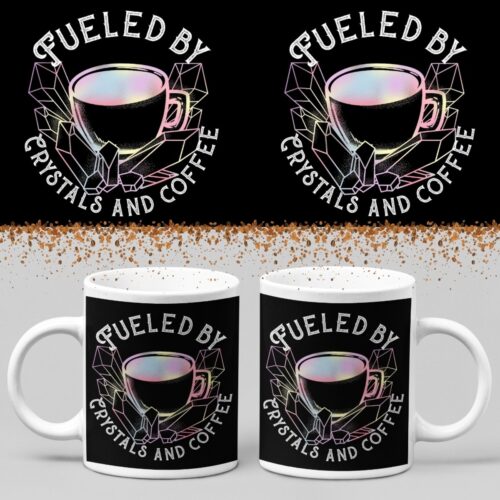 Koffiemok - Fueled by crystals and coffee - Wurban Wear | Keramiek | 325 ml (11oz) | Grappige mok | Leuk cadeau | Koffie mok | Drink mok | Leuke mok | Theemok | Foute mok | Fout cadeau | Vaatwasser & magnetronbestendig | Wit